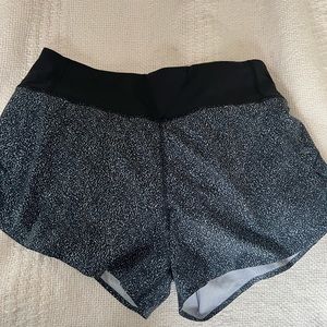 Athleta run with it 3” short size small